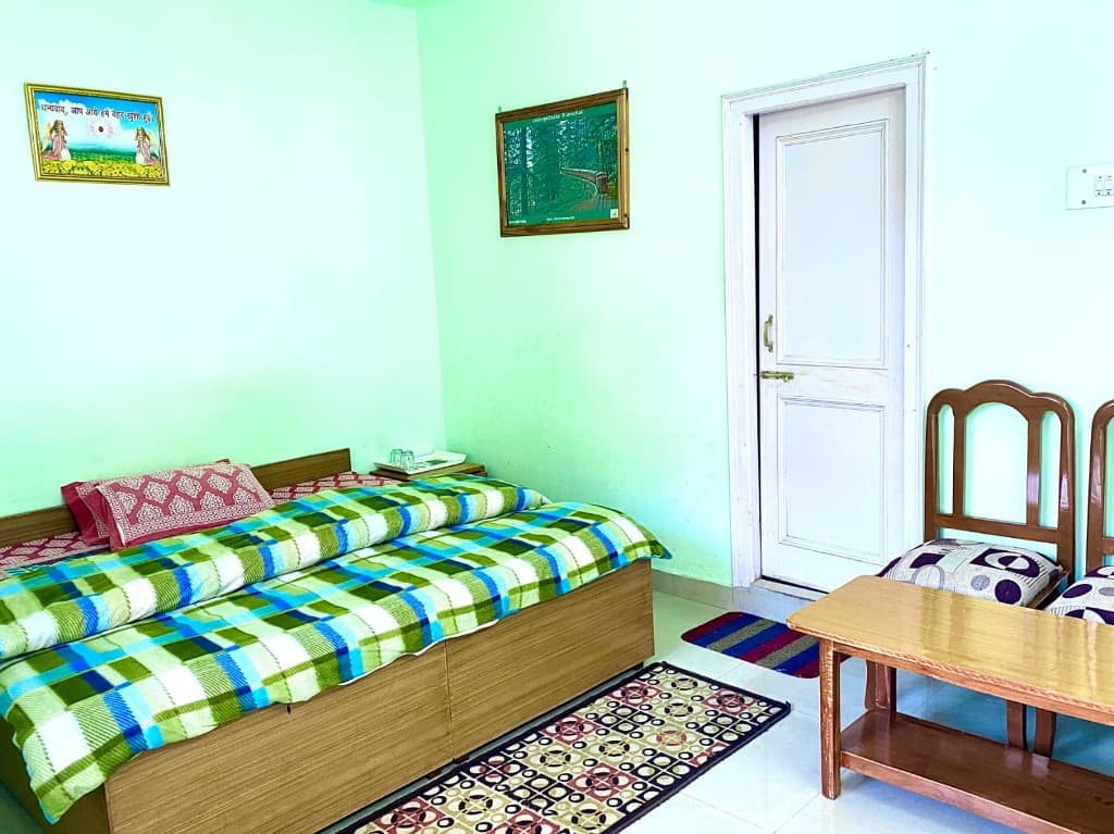 Ensuite Room with Seating Lounge